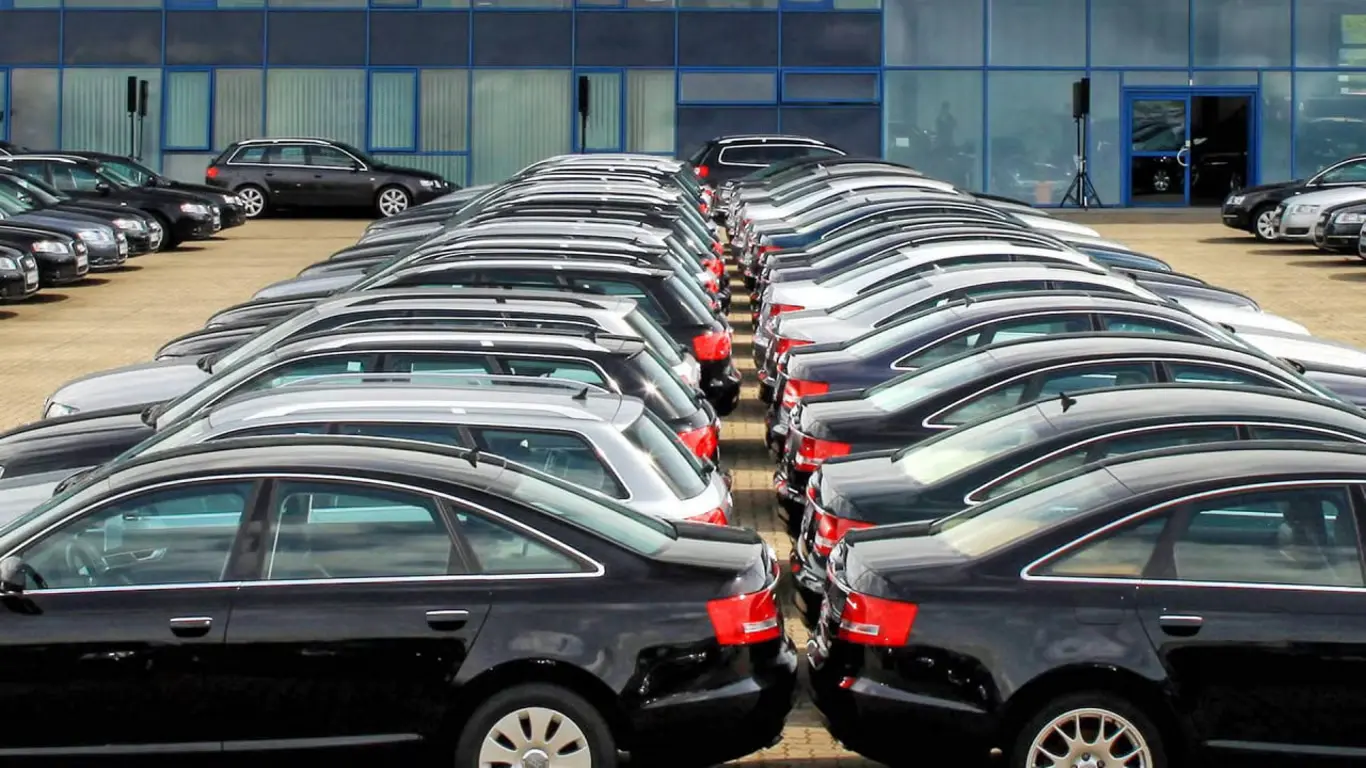 Российский авторынок резко ушел в минус: продажи грузовиков упали почти на 20%
